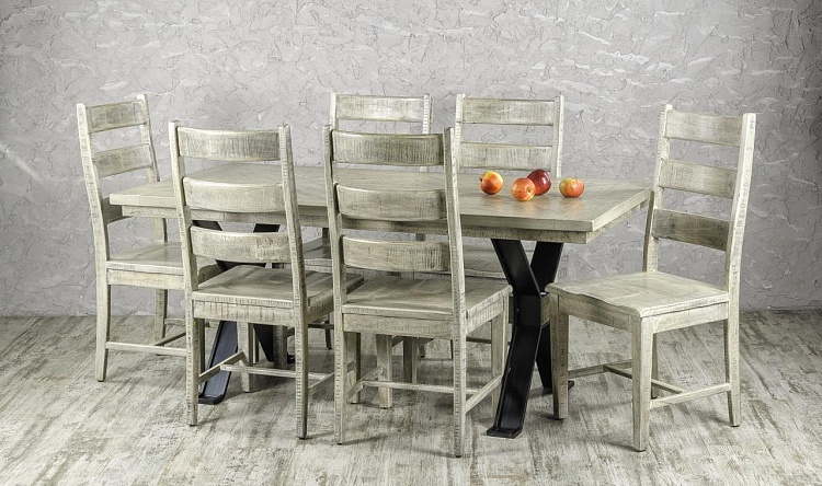 Белые деревянные столы